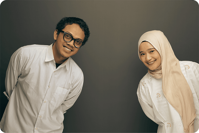 Bagus dan Isti tersenyum bersama