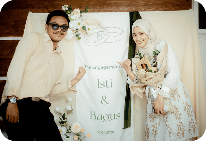 Foto pertunangan Bagus dan Isti