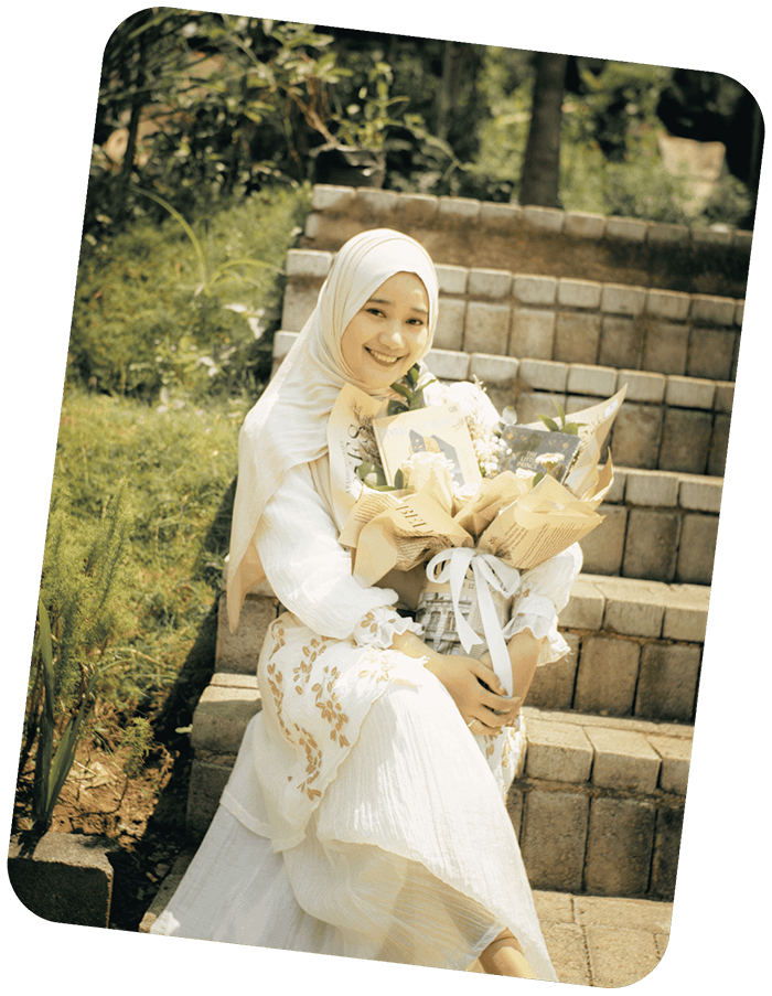 Foto Isti membawa bunga