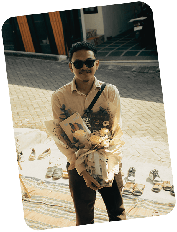 Foto Bagus membawa bunga