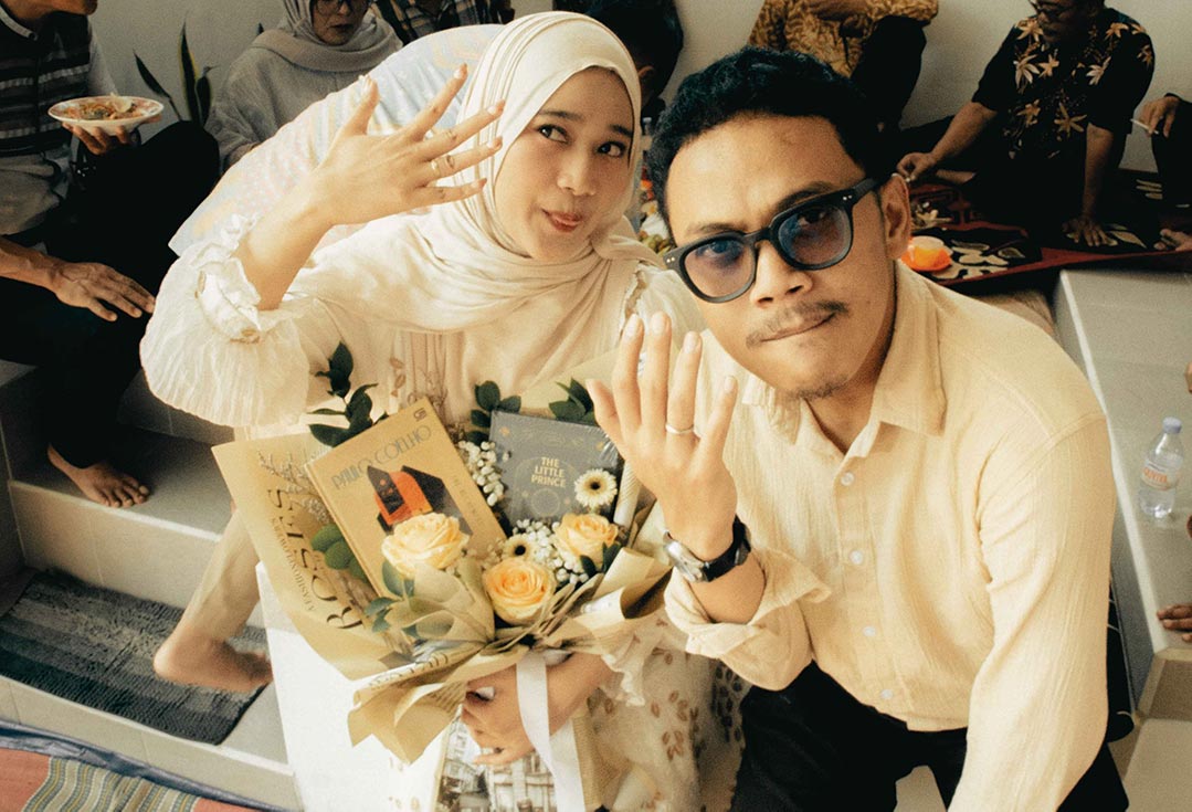 Jelly dan Isti menunjukkan cincin